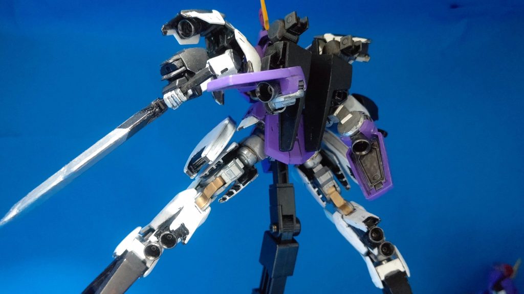 ビルドダイバーズ設定のもと、EW版サンドロックをイメージして作られました。
『円月刀を使って勝つ』をテーマにしているので白兵戦しかしかできませんが、多数増設された可動型のブースターによって高い機動性を確保しています。
可動域もばっちりなので惚れ惚れしますねグレイズフレーム。