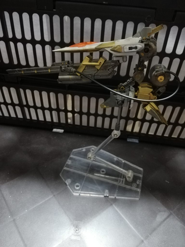 電子供給型大型レールガン
腰のスタビライザー上に接続されているタンクから大気中の電子を取り込み、それをエネルギーチューブを通じて帯電させる事ができる。
電圧調整で高電圧による超射程を誇る形態と低電圧による速射形態に切り替えることができる。余談だが最大電圧での攻撃をラグナロク・リーブスラシルと言うらしい。これは技術顧問の要望であり、とあるゲーム内での必殺技だそうな。