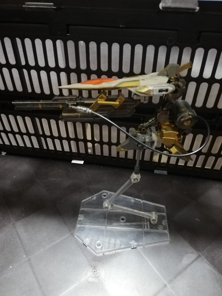 砲身を収納し取り回しやすくすることもできる。この状態では低電圧でしか射撃出来ないものの速射性と銃身のメルトダウン化を防ぐことができる。