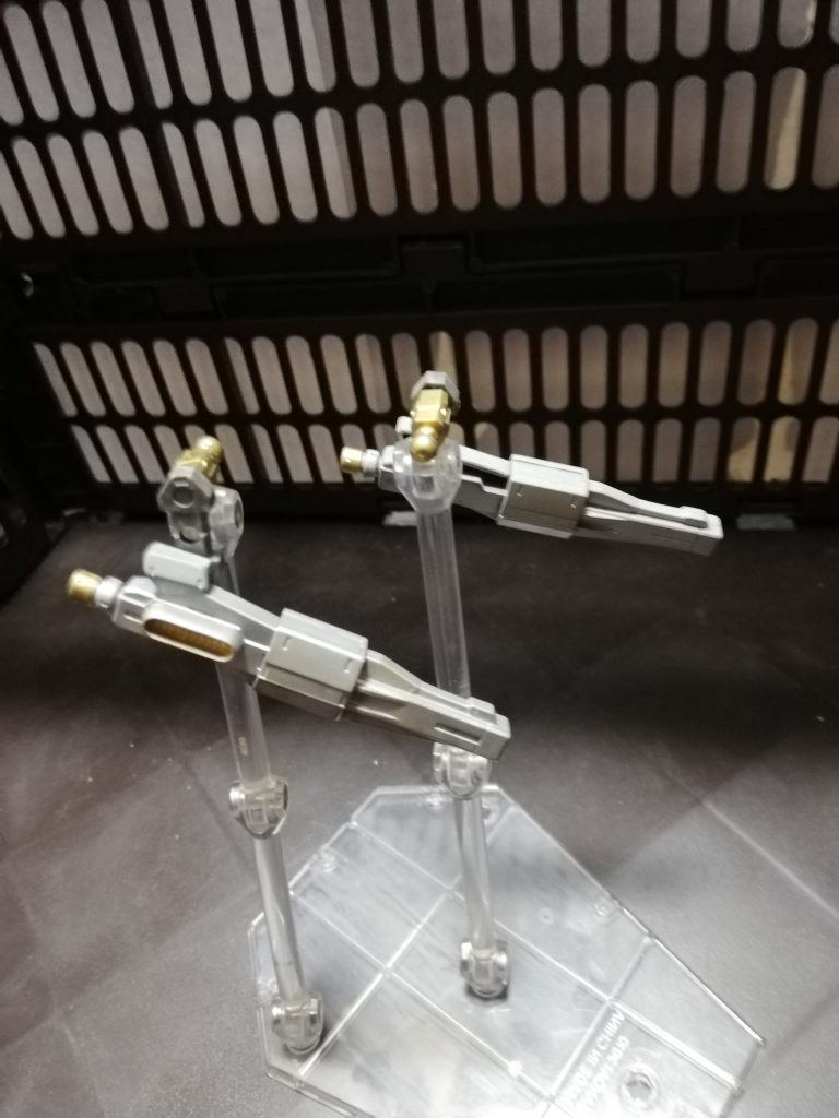 腕部ロケット砲
射撃によって発生する熱を逃がすため放熱フィンを外付けした。
従来の腕のジョイントにとりつけているので従来のグレイズ系統の腕部と換装が容易に行える。