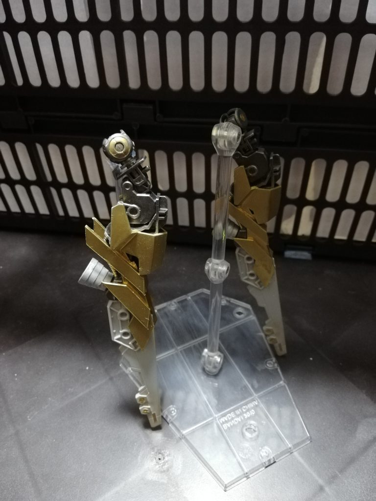 スタビライザー兼バスターソード
飛行時のスタビライザーを主用途とするがその質量を活かして対象を叩き割る事ができる。
レッグクロー
スタビライザーを取り外すと使用できる武装。切り刻む以外にも鷹の爪の様に物体を掴むことができる。