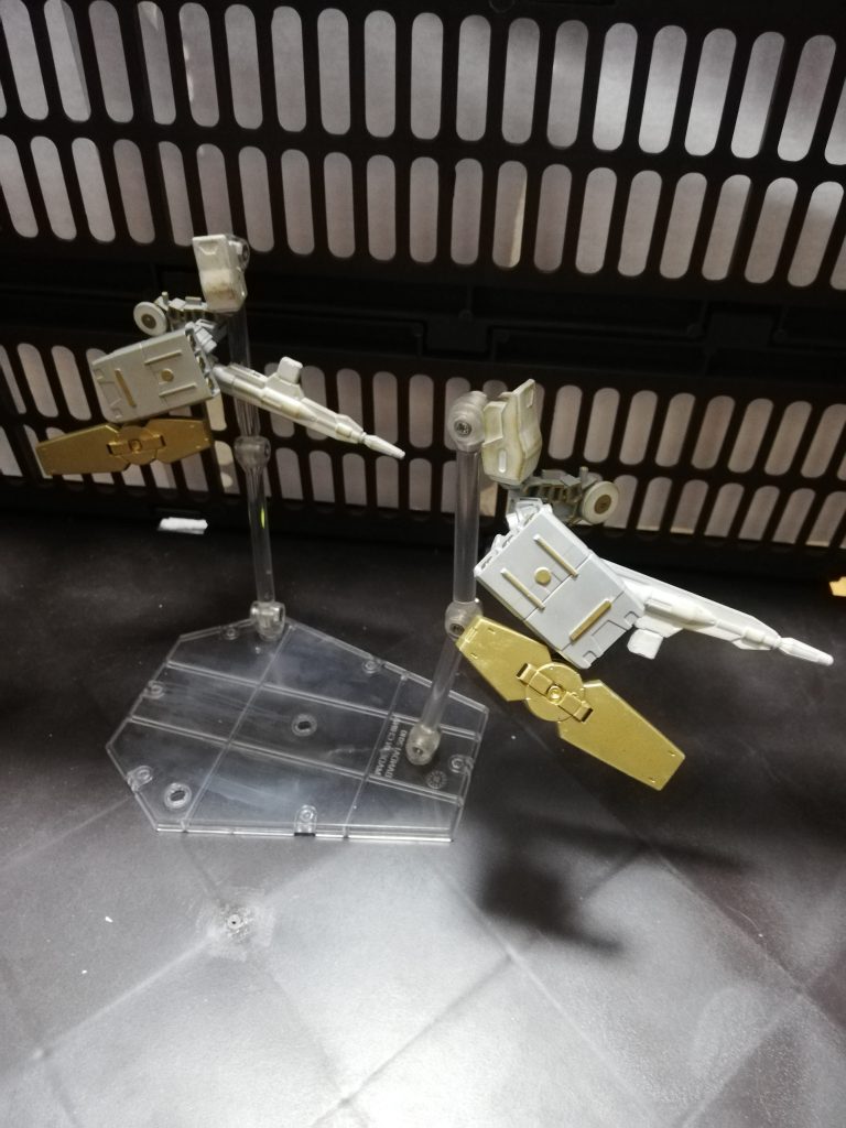 3連装ミサイルポッド
これはスモークグレネード、ミサイル弾、焼夷弾などを選択式で使用できる。
アサルトライフル
ジョイントの稼動域が広いため全方に向け制圧射撃が可能である。
高出力化したグレイズのスラスターを装備している。