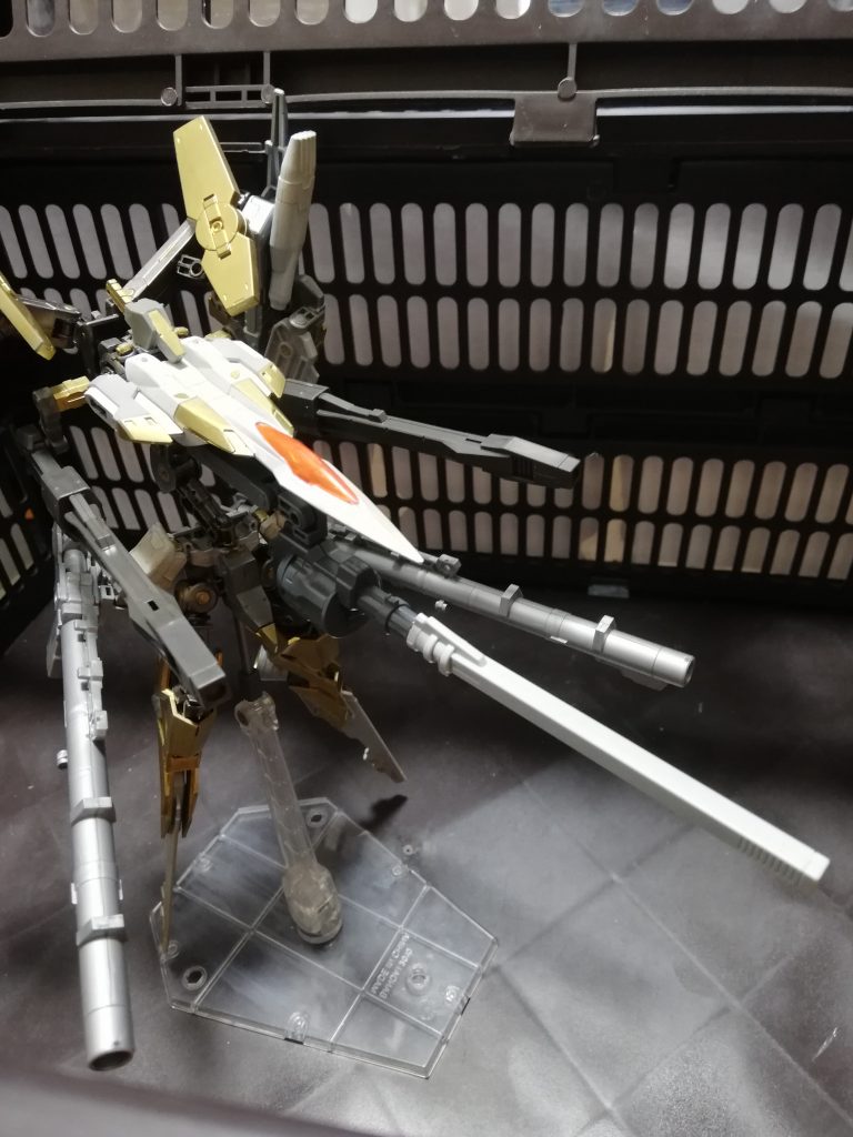 後方支援を目的にした砲撃仕様に換装することができる。
主武装
リボルバーランチャー
6連装式の対MS220mm榴弾砲を発射出来る主砲。
副兵装
グレネード弾、焼夷弾、ロケット弾を選択して撃ち出せる。
腕部レールキャノン
電圧によって射程が1Kmから3Kmまで変えることができる。
バズーカ砲
腰に装備されたバズーカ砲。これはただのバズーカ。