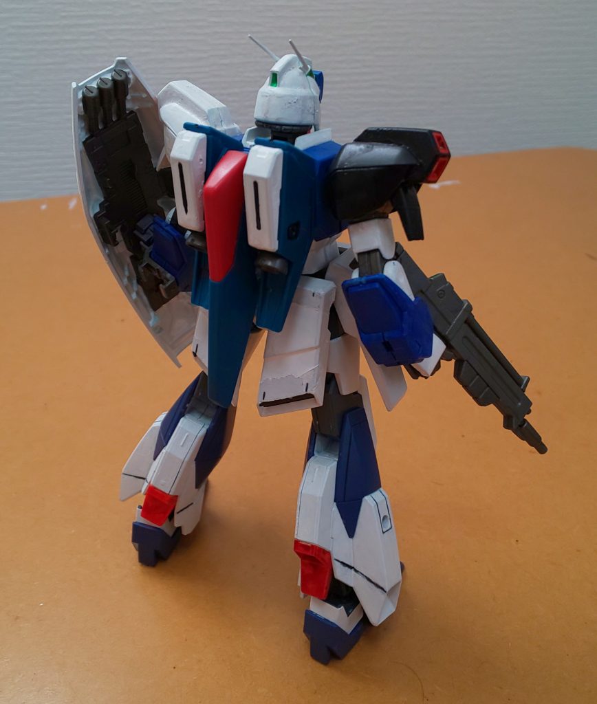 フロントとバック。上半身はリ・ガズィを、下半身はライトニングをそれぞれそのまま使いました。また、サイドスカートにビームサーベルを装備したため、バックパックの収納スペースはオミットされ、推進剤の搭載量を増やしたという設定です。