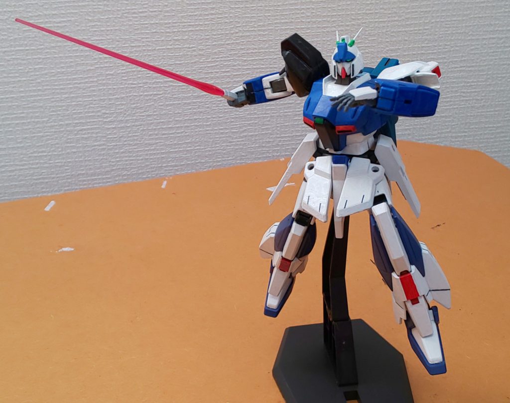 サイドスカートからビームサーベルを抜刀。サーベル持ち手と平手はライトニングのものです。