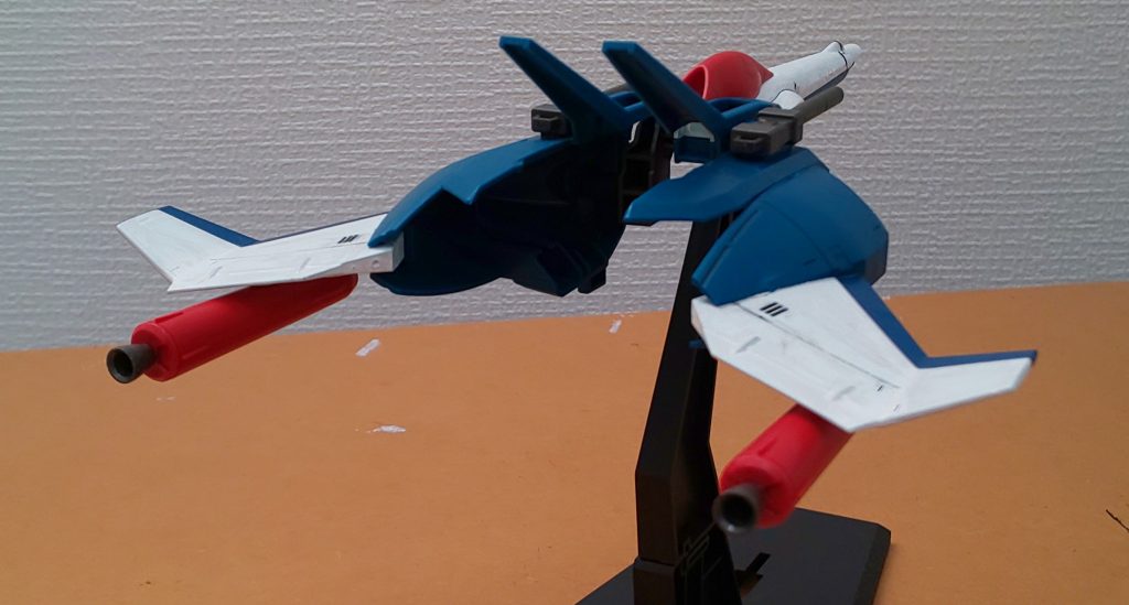 BWS。赤いプロペラントみたいなパーツにスラスターを追加してます。後ろから見ると中がスカスカですね。Gパーツを連想します。改めて見るとメガビームキャノンとビームキャノン×2と火力が高い。こんなものを使い捨てにするアナハイムは恐ろしい……。