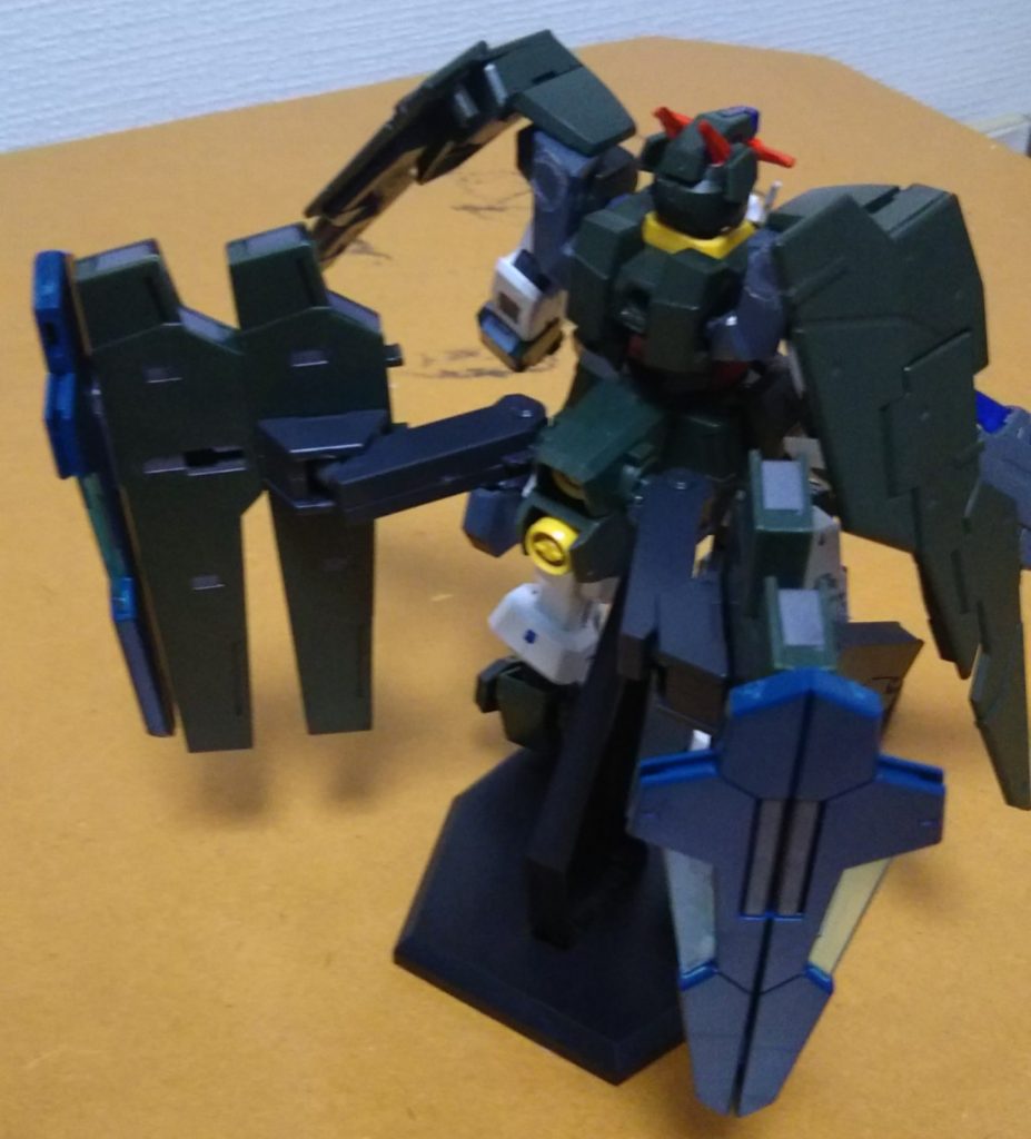 フロントとバック。ビットのせいで自立させるのに苦労します。面倒なのでスタンドを使いました。