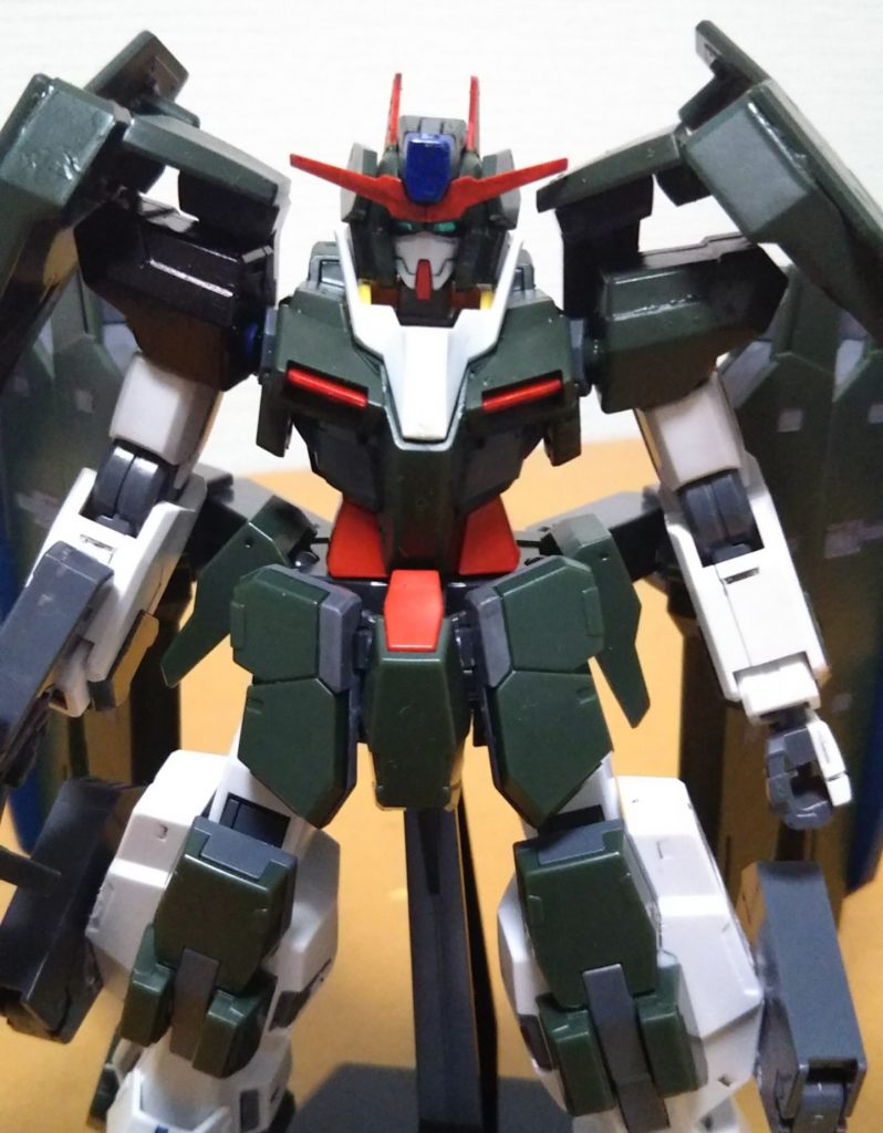 バストアップ。胴体にダブルオーをそのまま使用してますが襟を削ってます。色を変えると大分印象が変わりますね。下半身はサバーニャ+α。