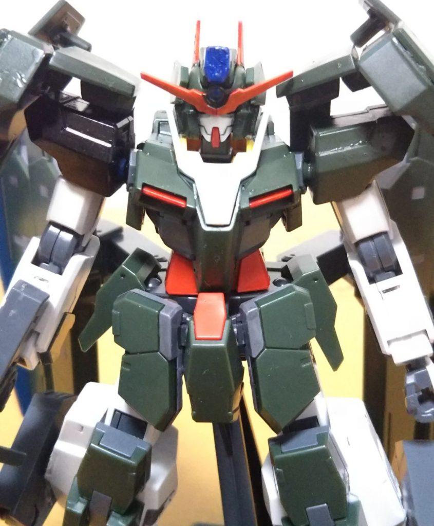 ガンカメラ起動。元キットのサバーニャは肩、脚にもガンカメラがありますが、本機では頭部のみ搭載です。GNシールドは太陽炉パーツ基部に接着してます。