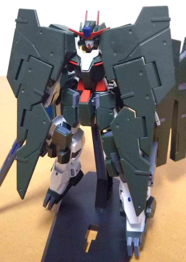 GNシールド展開。下半身のミサイルポッドの射線と被らないようにしました。ツインドライヴによって防御力も大幅に向上しています。