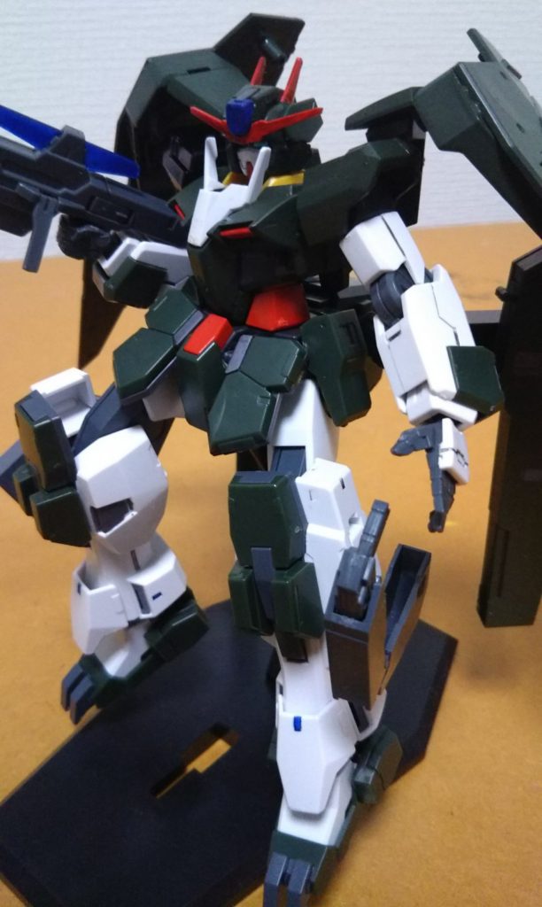 両足にはGNビームピストル。アストレアFから流用しました。