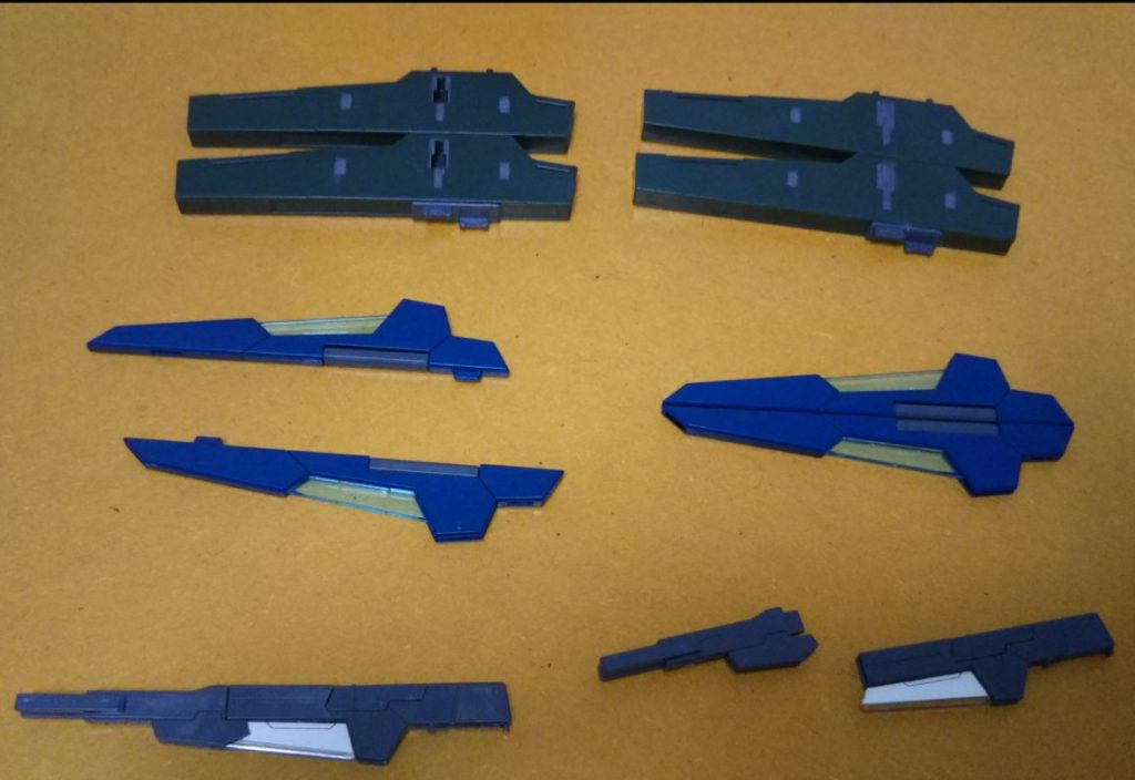 ビット達。ホルスタービットにケルディムのライフルビット接続基部を接着してます。GNライフルビットは2機が合体して極太ビームを撃ちます。