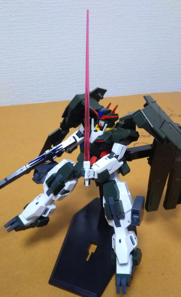 GNビームサーベル。脚のガンカメラがあったでっぱりに収納されているという設定です。