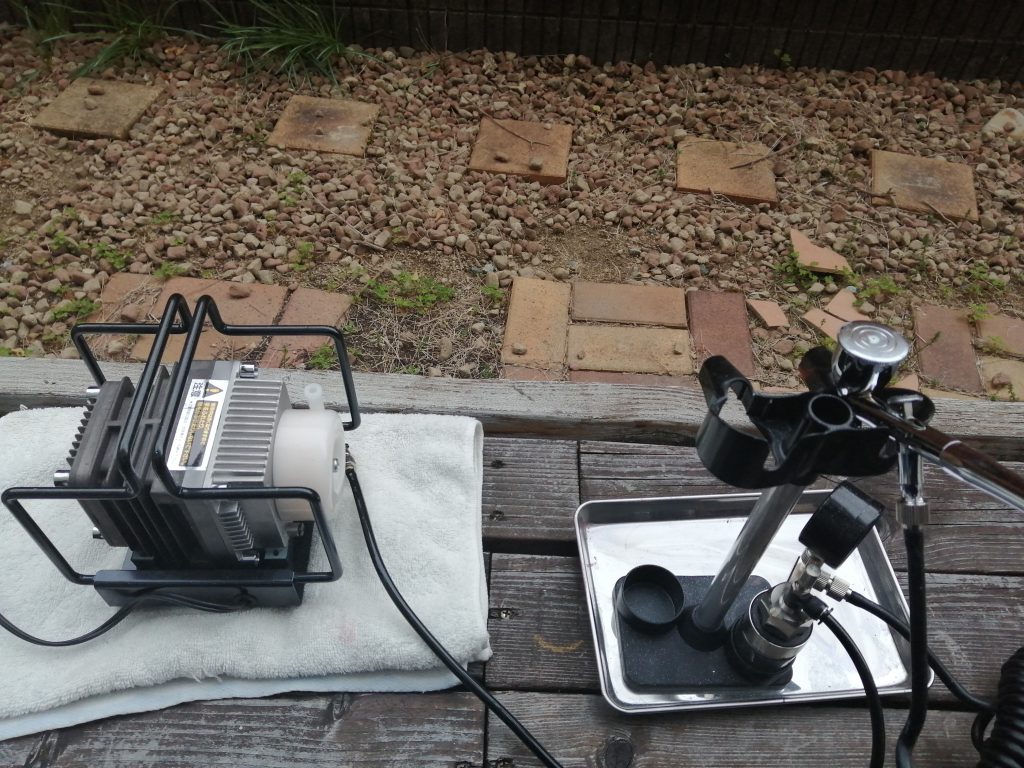 天気と相談しながら塗料を吹いて