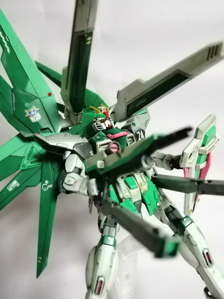 ハイマットフルバーストをイメージしたポージング。ウィング前面に大きく貼ったクラブエンブレムがしっかり前を向く、見栄えのするポーズですね。大きなウィングには、FC岐阜のクラブエンブレムと、クラブマスコットの「ギッフィー」のサインを入れました。(写真左側、ウィング下部にイラスト風の白文字が入ってるの分かるかな?)このポーズを正面から撮ろうとすると、砲身がアンテナと干渉するか、砲身で頭に影かかっちゃうんですよね。このためだけに砲身が外側になるよう弄っても良かったかもしれない…。