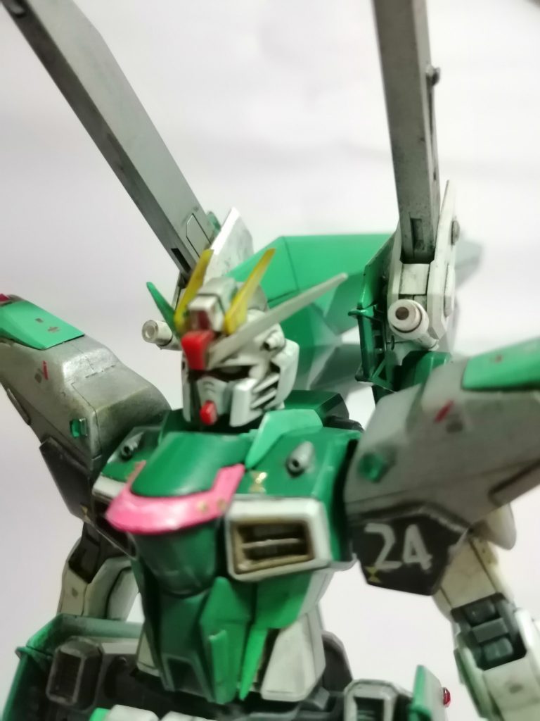 背面の砲身と腰の砲身を入れ替えるアレンジを模索していましたが「まぁこのままでいいかな」と。