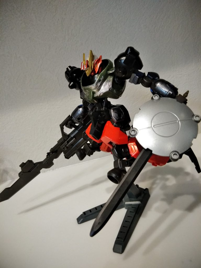 赤い馬に乗っているという元ネタから
キマリストルーパーのような
トルーパー形態にできるようにしています!
剣銃一体型武装とシールドブレードの2刀流！