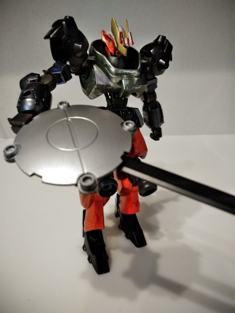 頭に赤い王冠のようなアンテナをのせました笑
盾剣一体型武装です!