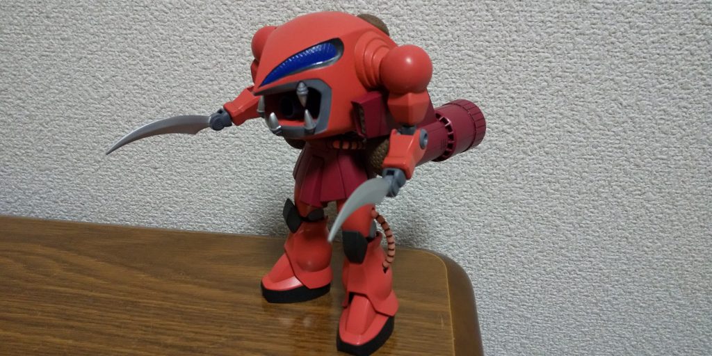 ザクレロってザク要素なくない?という友人の言葉で思いついた、きっと名前はその名残なんだ的な機体です。
今の家に引っ越して最初のガンプラなので、10年くらい前の作品で荒っぽいですね💦
一応、繋ぎ目消しやらパーツ自作やら、地味に手を入れてます。(´Д`;)