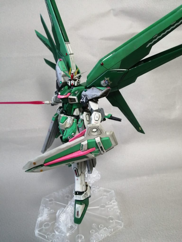 HGCEフリーダムの均整のとれたスタイルだと、どことなくアスリートっぽさが出るので、手足をしっかり伸ばしたポージングをさせてあげたくなる。本体=ベースカラーのホワイトとグリーンの取り合わせはドギツくなりかねない取り合わせだったのですが、全体にグリーン系のウォッシングをかけているので、全体のカラーバランスは取れてると思ってますがどうかな。白系パーツを中心に、小さくカットしたプラ板を貼るディテールアップ工作にチャレンジしましたが、期待した効果はあまり出なかったかも知れない…。まさか「プラ板が完全に貼れておらず、スミ入れがプラ板の未接着の隙間に入り込んでしまう」とは思わなかった。汚し塗装でリカバーできたつもりです。