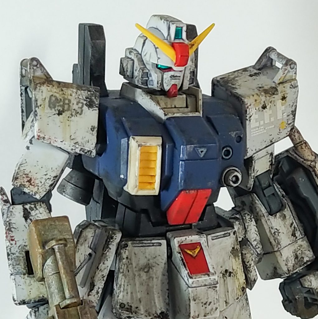 スポンジチッピング　オキサイトレッド、黒、シルバーの順に。部分的にストレーキングも。
胸のダクト周囲の白いパーツは無くなってしまい自作しました。なぜだ。