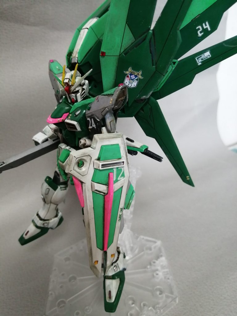 左肩・ウィング他いろいろな場所に「24」のデカールを貼りました。この24は、プロ2年目となる粟飯原選手の背番号。去年は本職以外のポジション起用が多く、大変でしたね。本体には選手の背番号デカールを貼りましたが、シールド・ライフルには「12」のデカールを貼りました。サッカーにおける「12」はファン・サポーターを表すことが多い番号であり、声援が盾となり武器となってくれたら良いなと、敢えて本体と別の番号を振っています。使用したデカール(=ネイルシール)が結構な厚みがあるので、表面が浮いた印象を受けてしまいますね…どうしたものか。