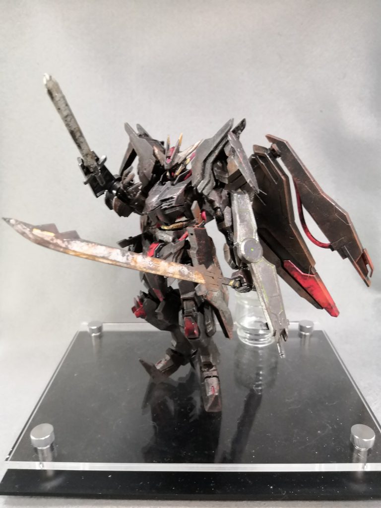 より悪魔的なシルエットにするため
バックパックに腰のレールガンを移植。
初めて本格的にスタイルの改修に
チャレンジしました。
カラーリングはグリムゲルデ『鉄塊』に
引き続き、金属表現にこだわってます。