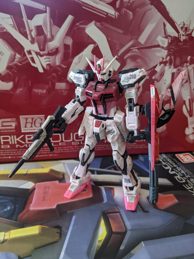 ルージュ自体はスリッパを蛍光ピンクで塗装、後はスミ入れ、汚し、マーキングシールを貼りつけてます。
コンバインドシールドはビームブーメランとシールドの縁などを塗装してます。