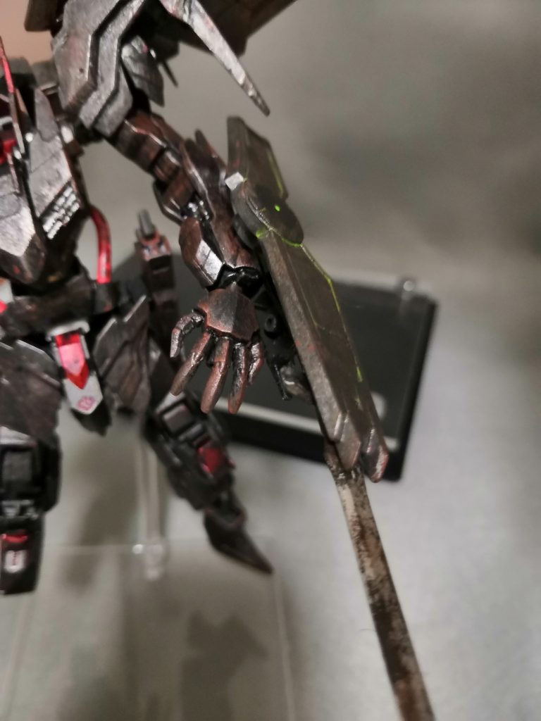 手もルプスレクスみたいに大きい方が
似合うと思ったので
ギラギラーガのハンドパーツに交換。
そのままだと手首がスカスカだったので
1mm程切り詰めました。