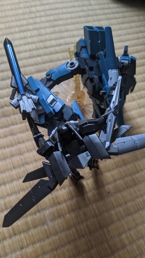 謎のモビルアーマーはフルブーストで間合いを詰め、オーバーフラッグの胴体をクローで挟み込む。
機体の軋む音がダイバーの恐怖心を煽る。