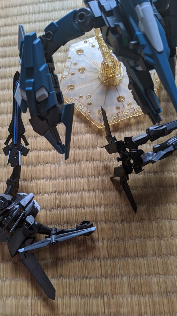 オーバーフラッグは無残にも真っ二つにされてしまった。その後、謎のモビルアーマーは動けなくなったオーバーフラッグを解体し始めた。駄文失礼しました。