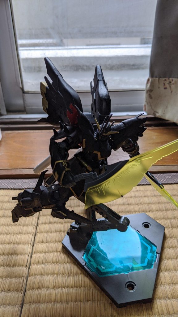 フルサイコフレームゆえの強靭さと圧倒的高出力を持つレイヴンガンダム。基本戦闘スタイルは高機動を活かした一撃離脱。特にビームブレードをよく使う。