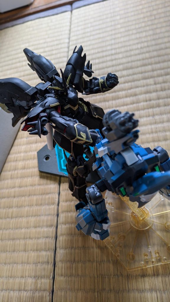 リゼレグにパンチ!機体の全リミッターが外れるNT-Dブースト発動時ならただのパンチで敵ガンプラの装甲を砕ける。