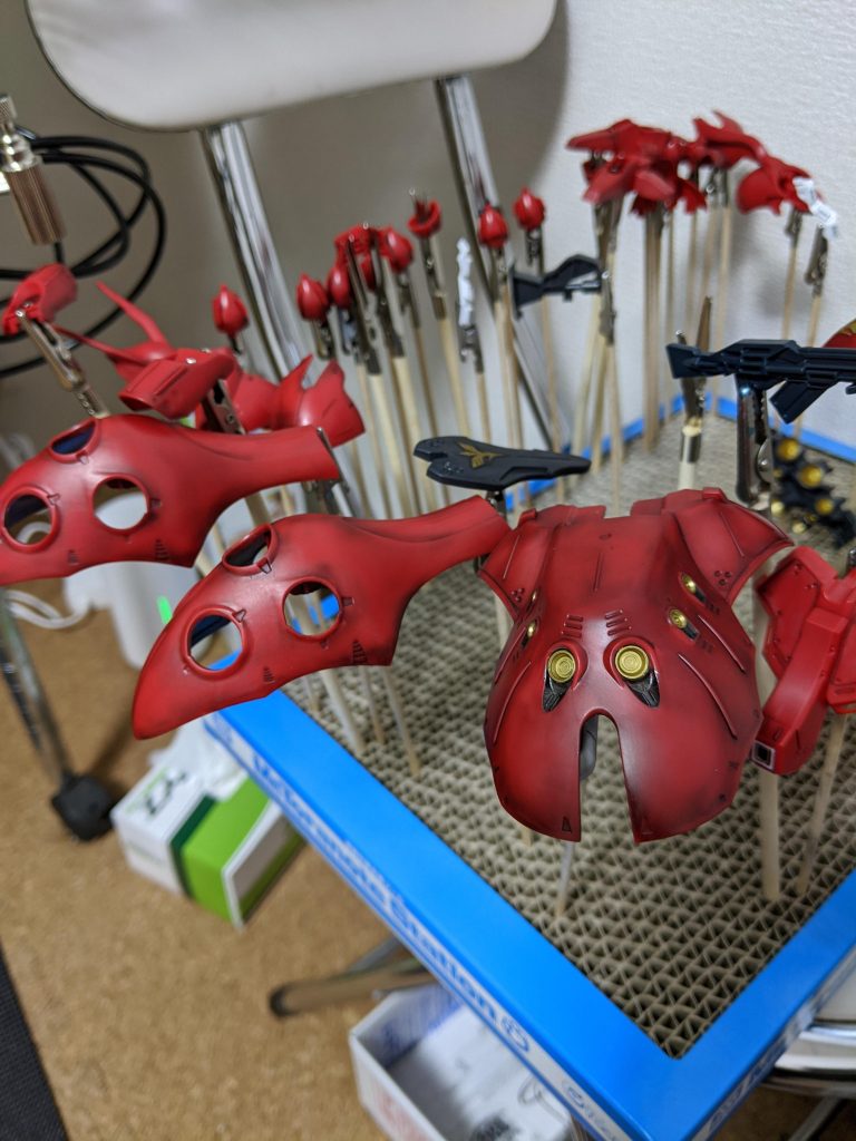 シェイド加工。Mr.ウェザリングカラーのマルチブラックでフィルタ後にハイライト部分をメラミンスポンジで擦り落としました。
野本憲一さんの大人のプラモ道でのやり方を参考にしました(あちらではリアルタッチマーカーでしたが)