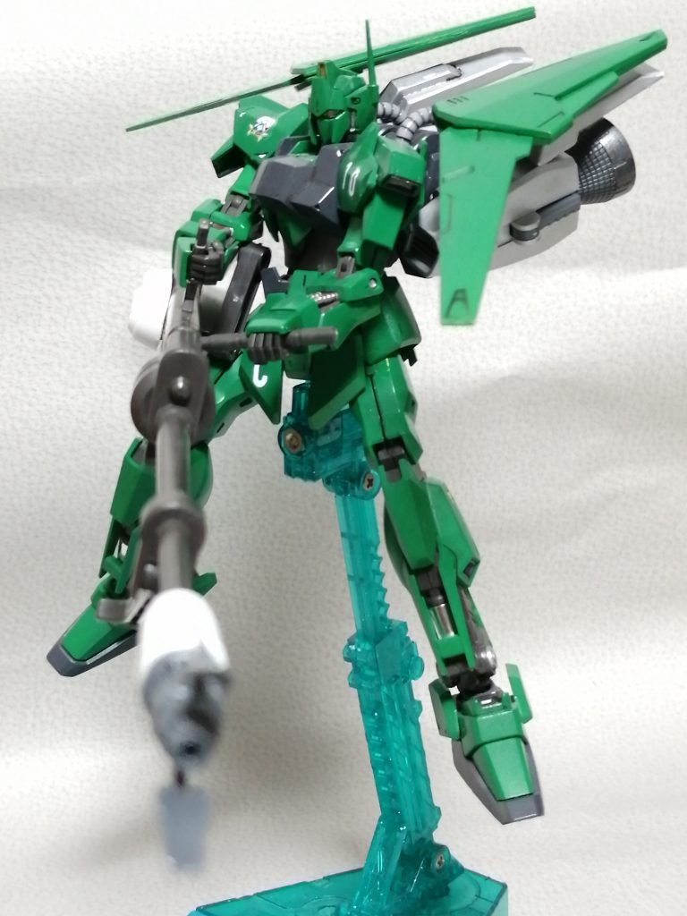 ブースターとスタビはフレキシブルに動くので、状況に合わせてスタイルを変えられます。足のシリンダーっぽい箇所は、塗装でなくホイルシールでキラつかせました。超お手軽に雰囲気出せて良いですよね。