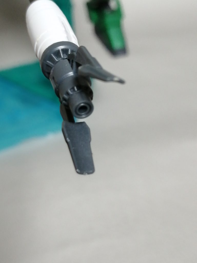 専用ライフルの先端はこんな感じ。余談ですが、このガンプラのモチーフにさせていただいたキャプテン庄司選手はこの1年限りでFC岐阜を退団してしまいます。翌シーズンからFC岐阜はまた残留争いするチームに逆戻り…。今はJ2京都で活躍中です。高い技術の素晴らしい選手です。