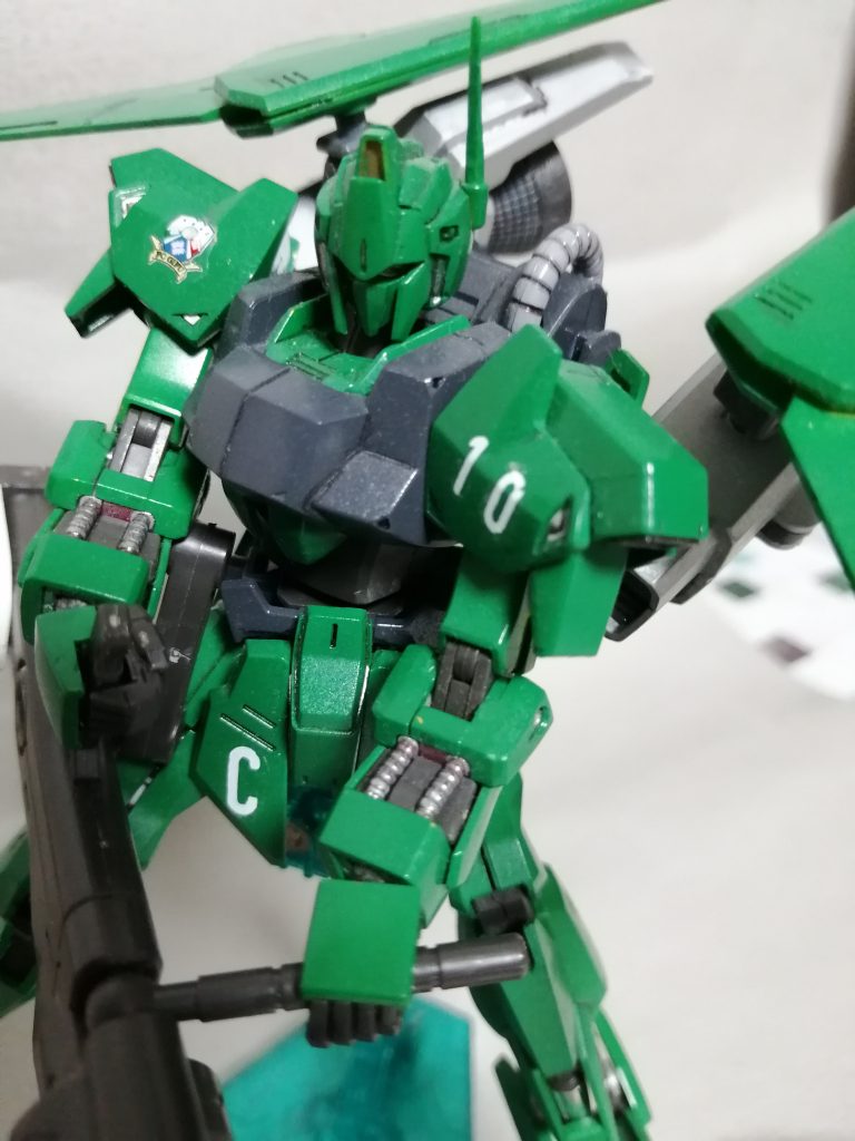 そもそもHGUC REVIVE百式の出来がメチャクチャいいですよね。今見ても抜群のスタイルです。その百式に、「メガライドランチャー」の大型ブースターをバックパックに接続。スタビライザーの間に噛ませることでさらなるシルエットの向上を狙いました。雑誌付録のロングライフルをベースに、F91ビームランチャーを改造したオリジナルの専用ロングビームライフルを用意しました。