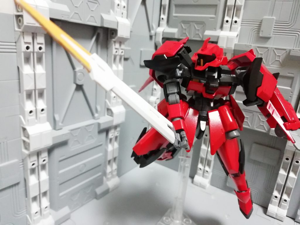 特殊合金剣
レギンレイズ・ジュリアが鉄華団掃討作戦の際使用した物と同一。
左腕のガントレットエッジと合わせた二刀流が主な戦法。