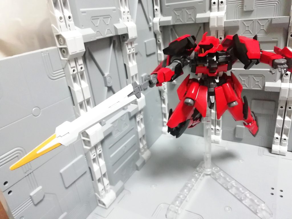 必殺のブースター超加速から繰り出される突き。
絶対のキルスコアから敵味方に赤い彗星という二ツ名で呼ばれる