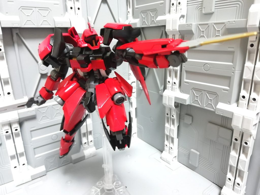 ガントレットエッジ
ジュリアンソードを改造した物。刃は先端のみで伸縮機能はオミットされており、特殊合金剣との連携やガントレットでの防御からの切り返しなど手数に特化している。
こちらも刃先は特殊合金製