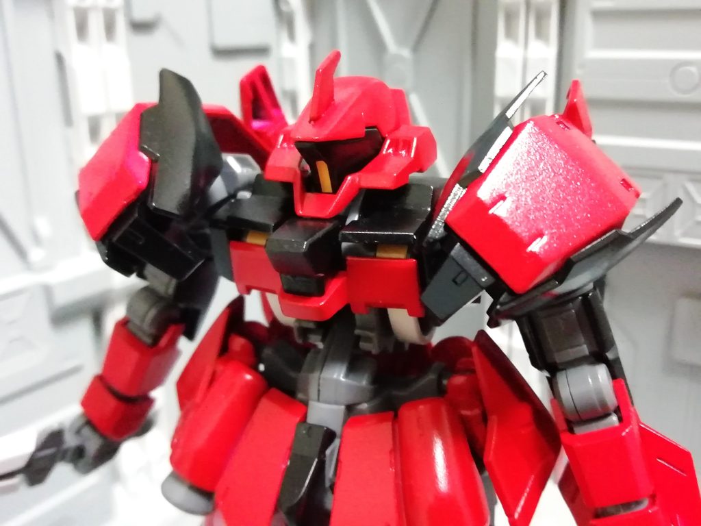 今回の改造で追加されたカスタム肩アーマー。
膝パーツが肩アーマーに加工や接着することなくパッチリハマることに気づき予備から調達し作り出しました。隊長機感up＆奇跡の発見その2