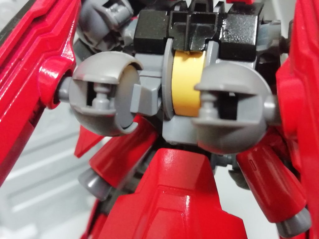 バックブースター接続部
ジュリアの肩ブースターを背中にどう付けるか悩んでいたら、レギンレイズの肩アーマーがグレイズのブースター接続軸にぴったりハマることに気づきました。奇跡の発見