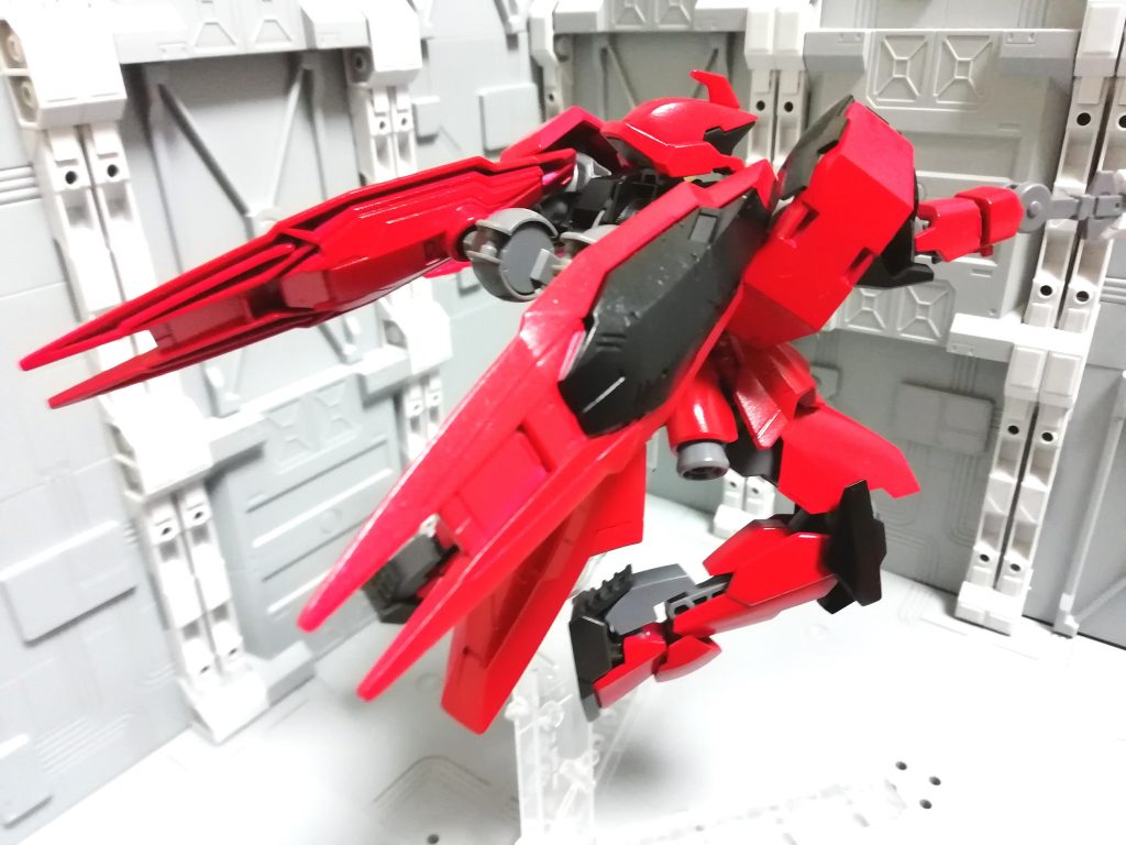 バックショット
スカーレットを最も象徴するバックパックブースターはジュリアの肩スラスターを転用