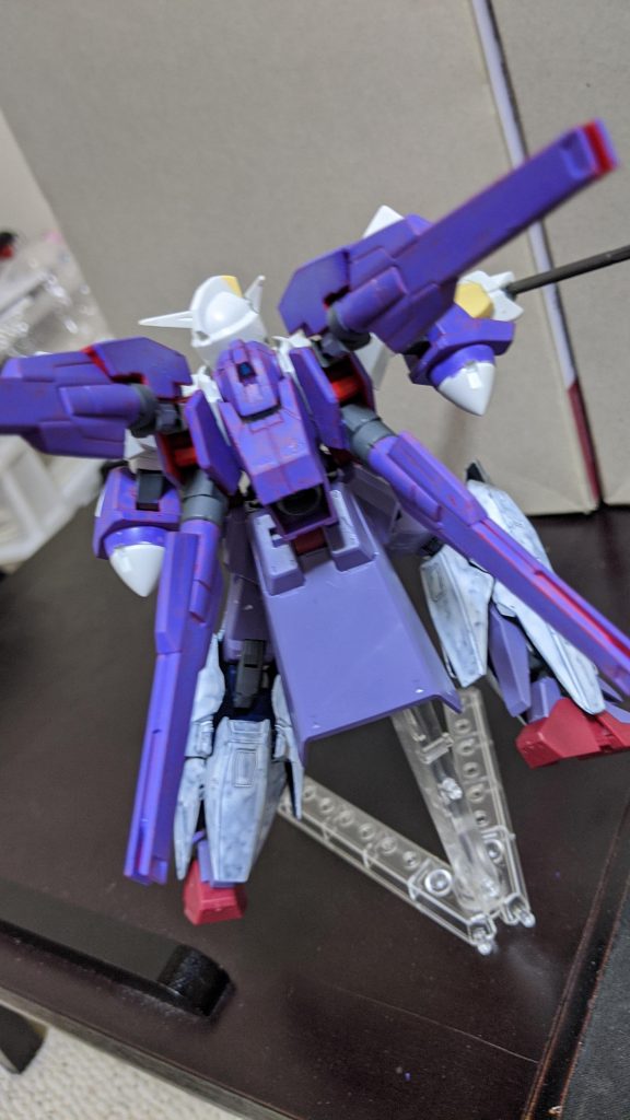 フィン·ファング
ベース機のリボーンズガンダムの装備です。なお、下半身がリボーンズガンダムの物でない関係でリボーンズキャノンへの変形はできません。リボーンズキャノンの頭部はたまにサブカメラとして使われます。