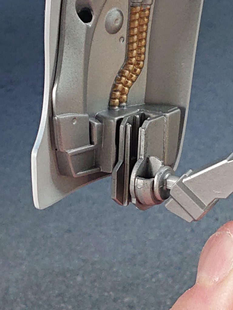 腰のバインダーはバエルの鞘に当たるパーツをパテを使って装着しています。
剣を納めることもできますが、盛りすぎてポーズをとるのが大変になるため付けてません。