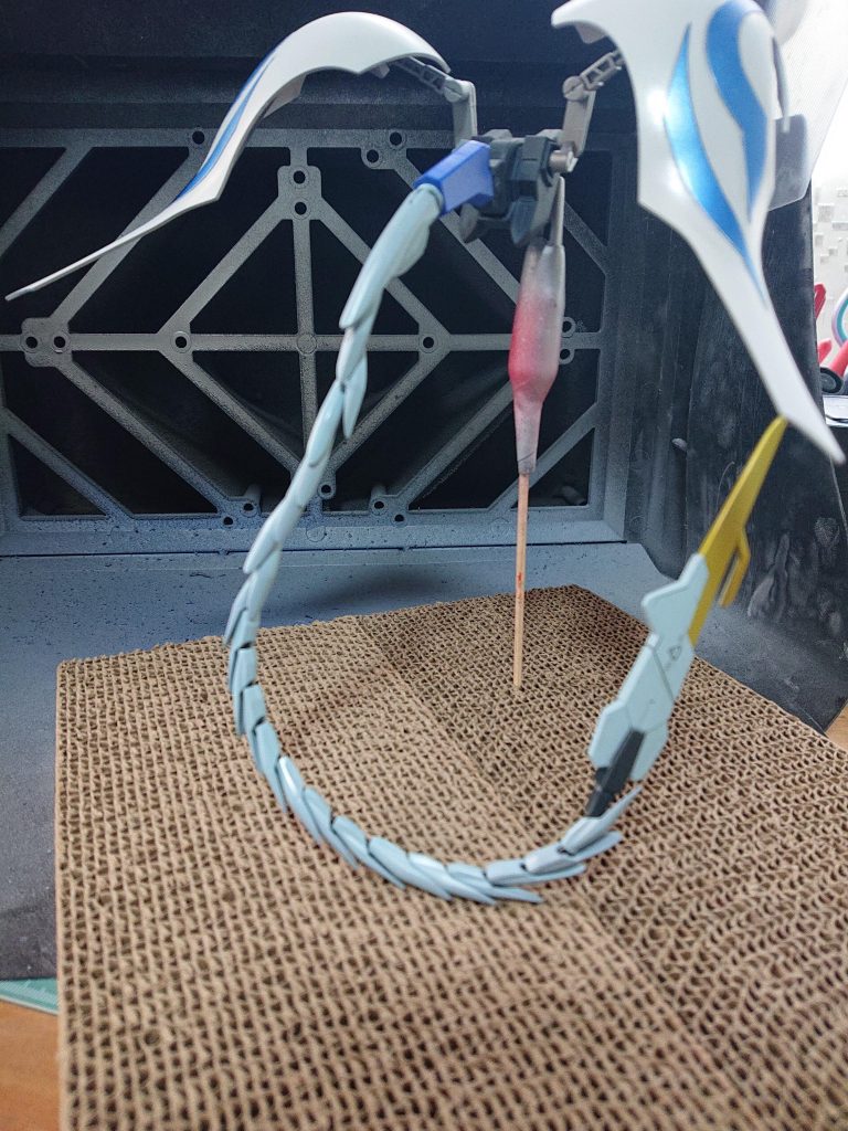 生物感を出すために本来ルプスレクスの使っているバックパックに煌ギラーガの長い尻尾を付けています。
先端はルプスレクスのテイルブレードをアンカー?部分を削って装着しています。これもパテを使っています。