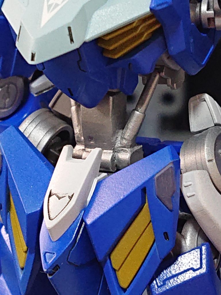 腰はガンダムフレームではお約束の延長をしています。
1度パイプは削り取ったためMSGの動力パイプを長さを整えて付けています。
この方がスマートに見えて私の好みです♪