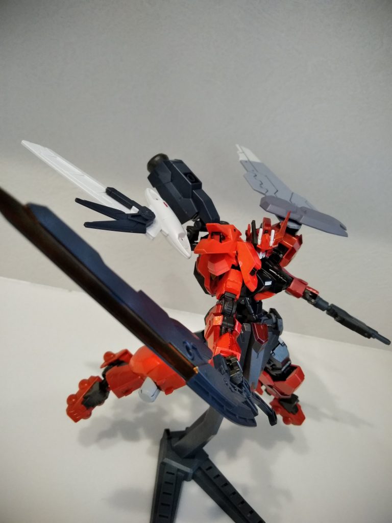 ヒートレブブレード
扱いやすい大剣
左腕コネクトガンは接続部によりビーム出力を調整