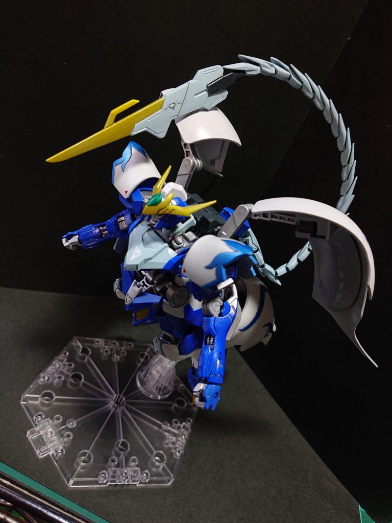 鉄血プラモは首の可動範囲が広いので、飛行シーンがキレイに決まるのがいいですね。