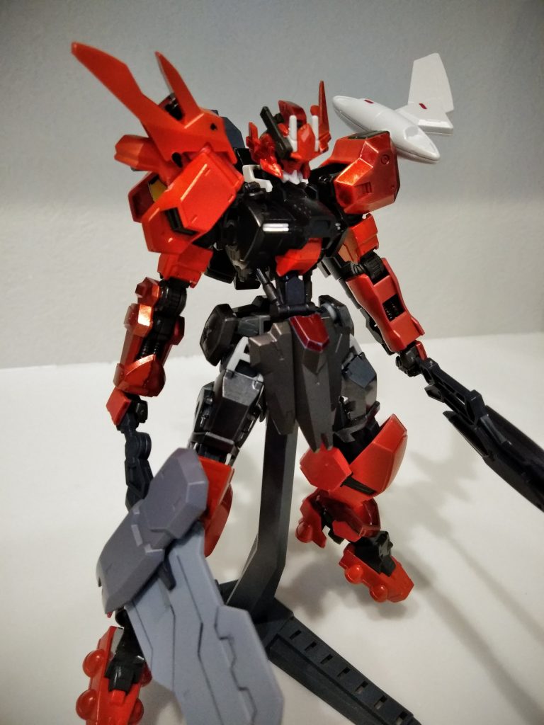 バックパック、ウイング接続を変化させ
左肩ウイングは大剣として使用可能!